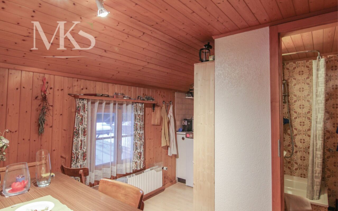Rustikales Holzinterieur mit Badzugang