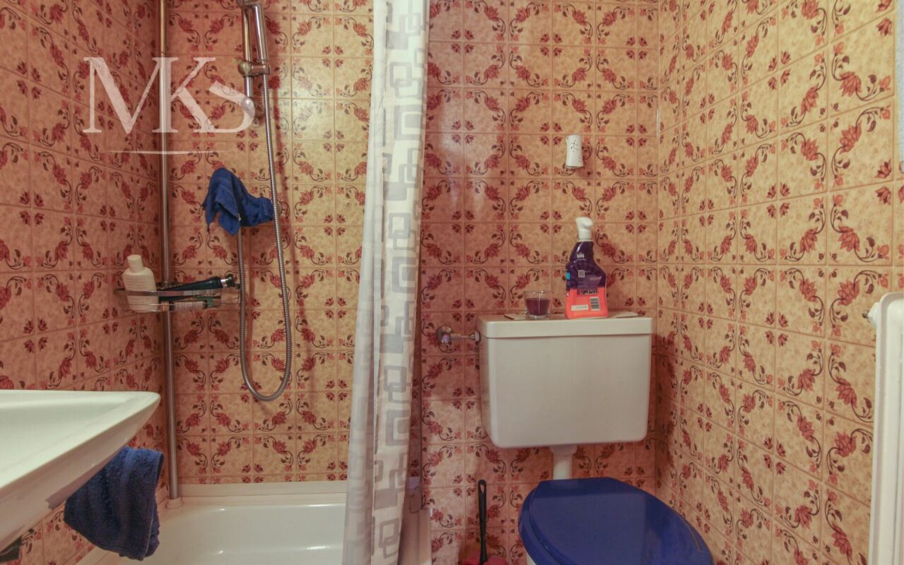 Badezimmer mit Retro-Fliesen