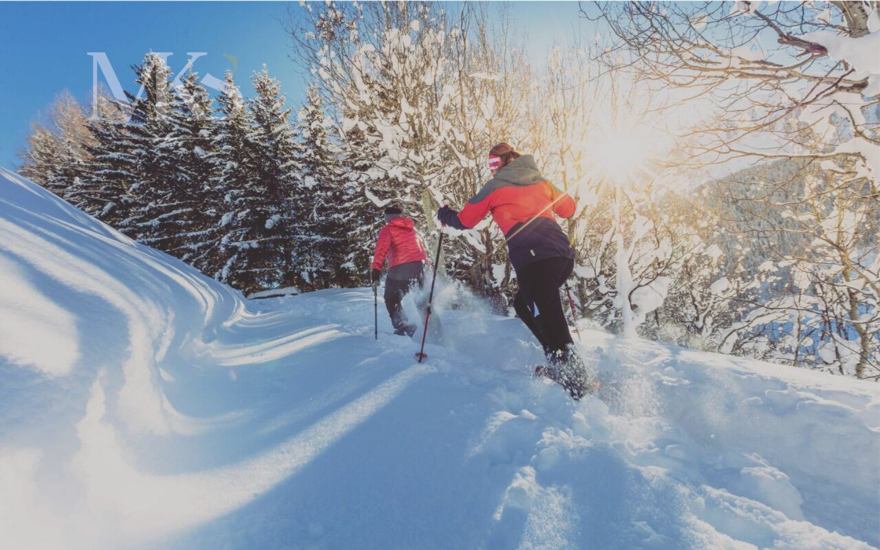 Winterszene mit zwei Schneeschuhwanderern