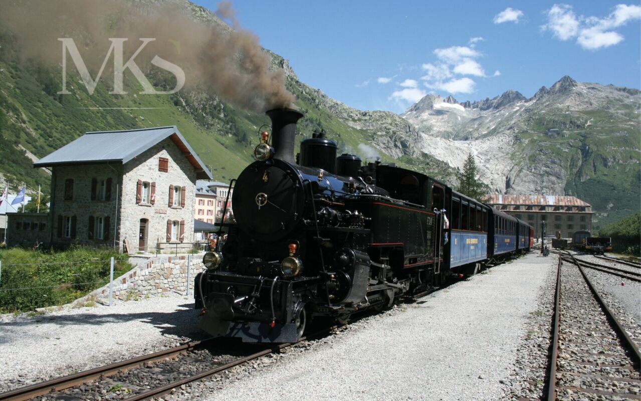 Historischer Zug in alpiner Berglandschaft