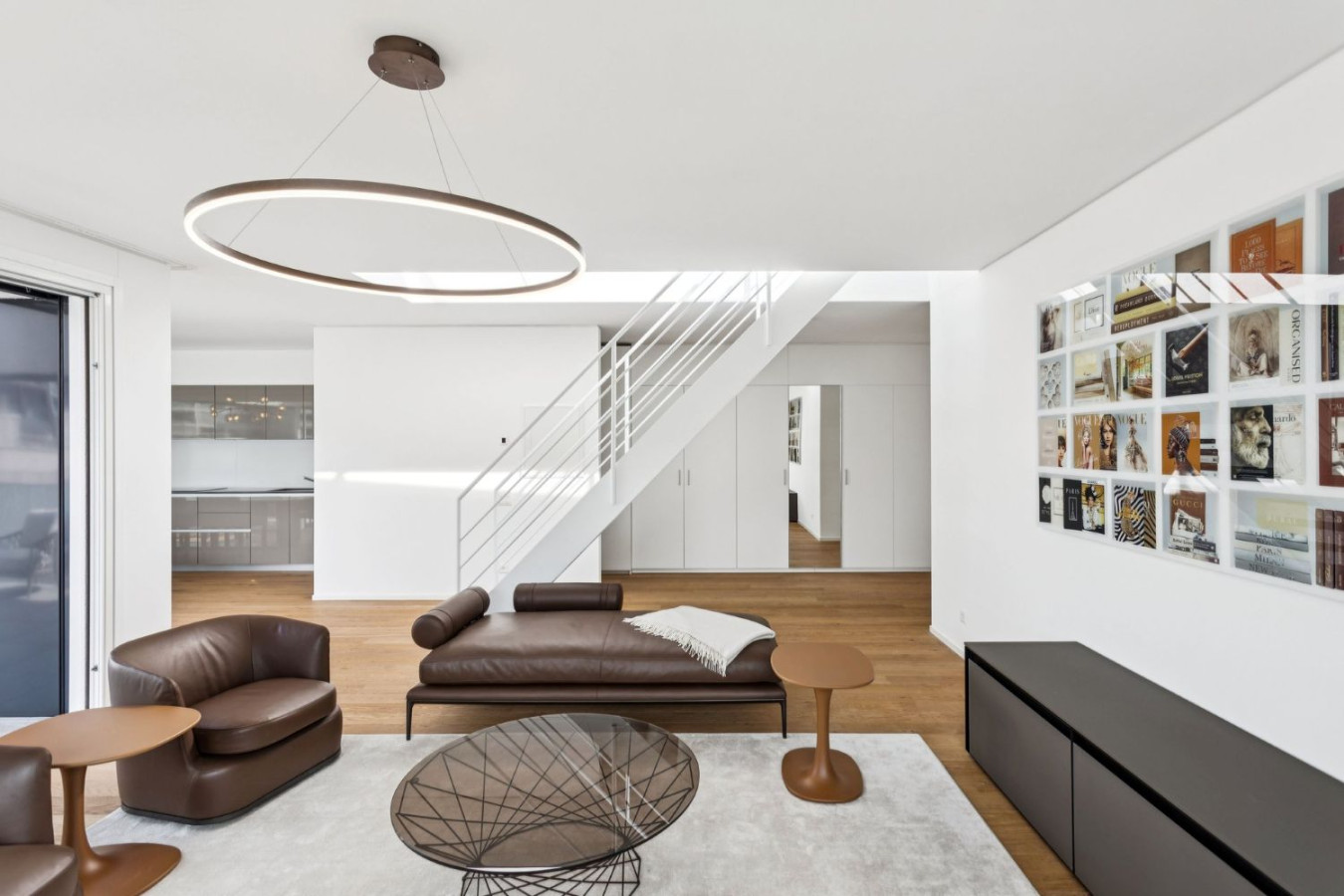Modernes, offenes Wohnzimmer mit Galerie und Treppe