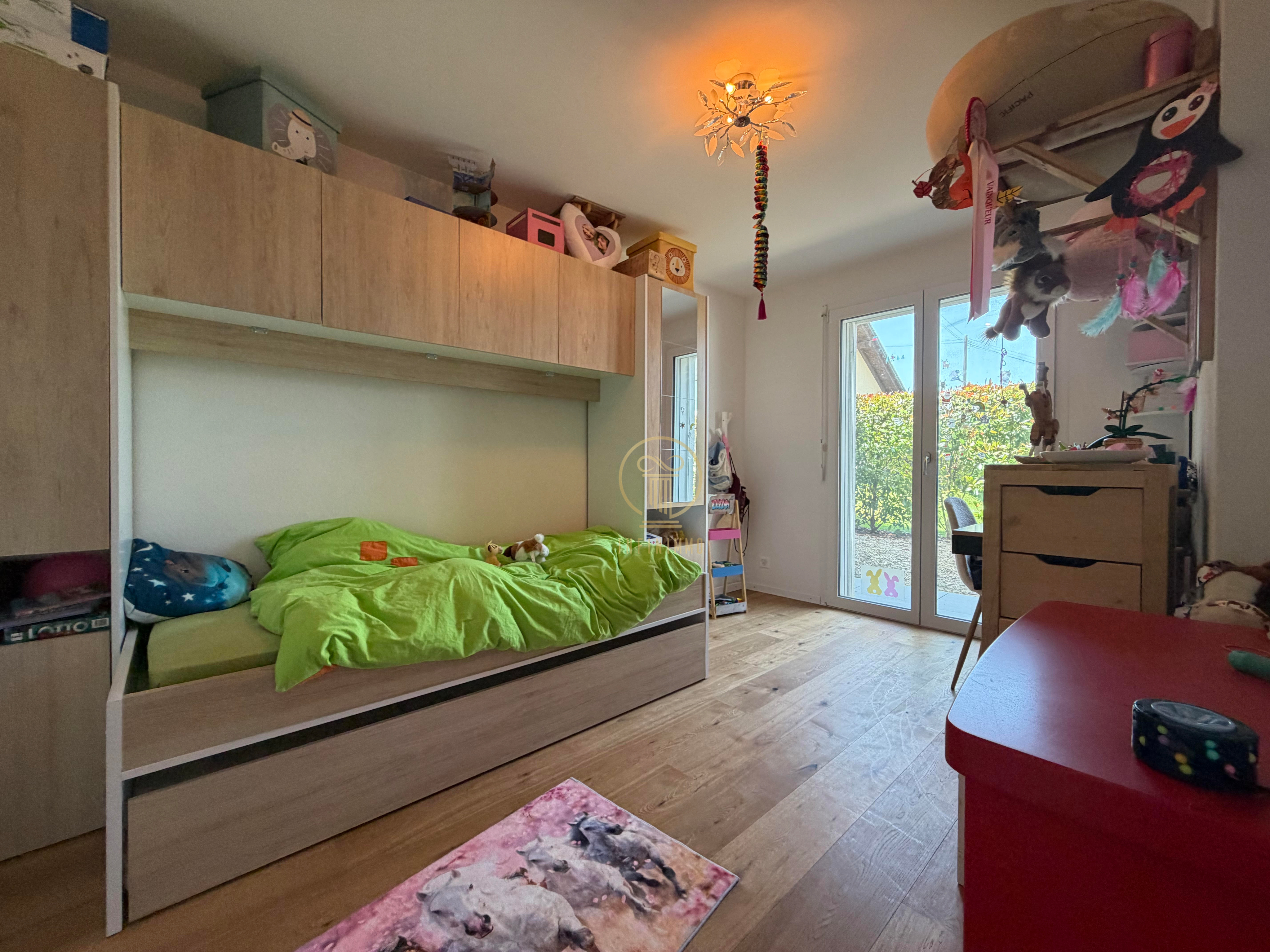 Kinderzimmer mit Einbauten und Gartentür