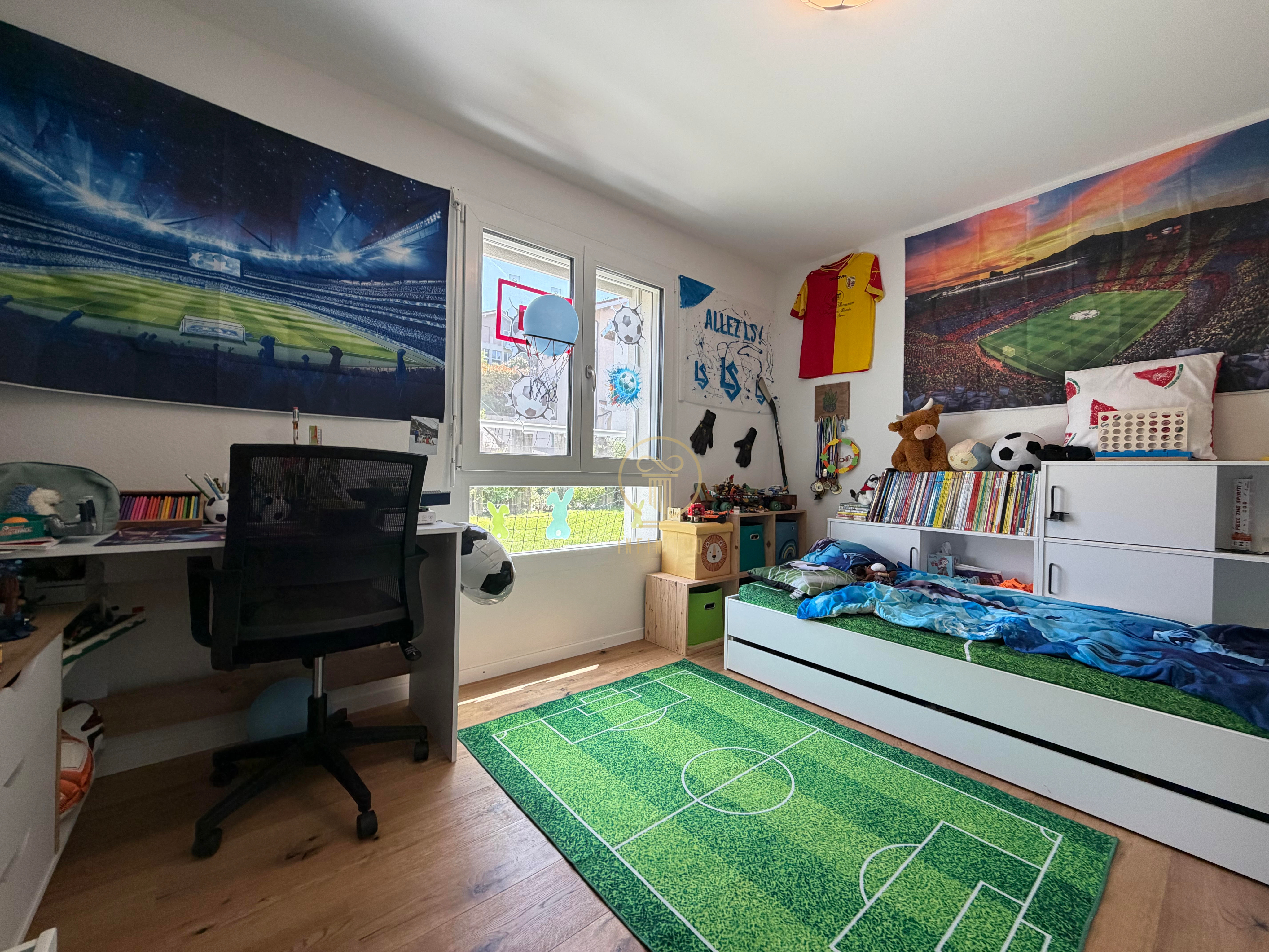 Jugendliches Schlafzimmer mit Fußballthema