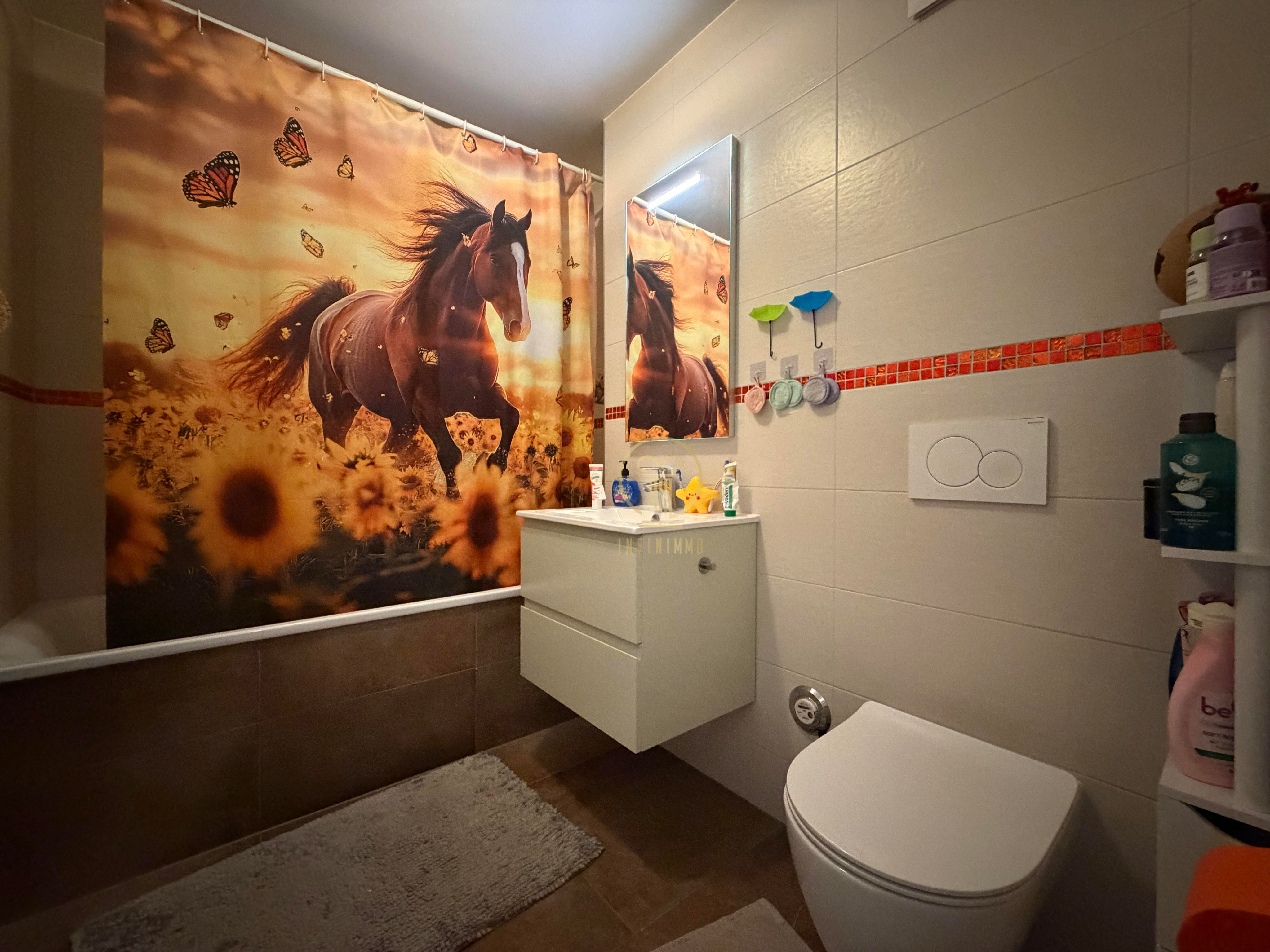 Badezimmer mit verspielter Duschvorhang-Gestaltung
