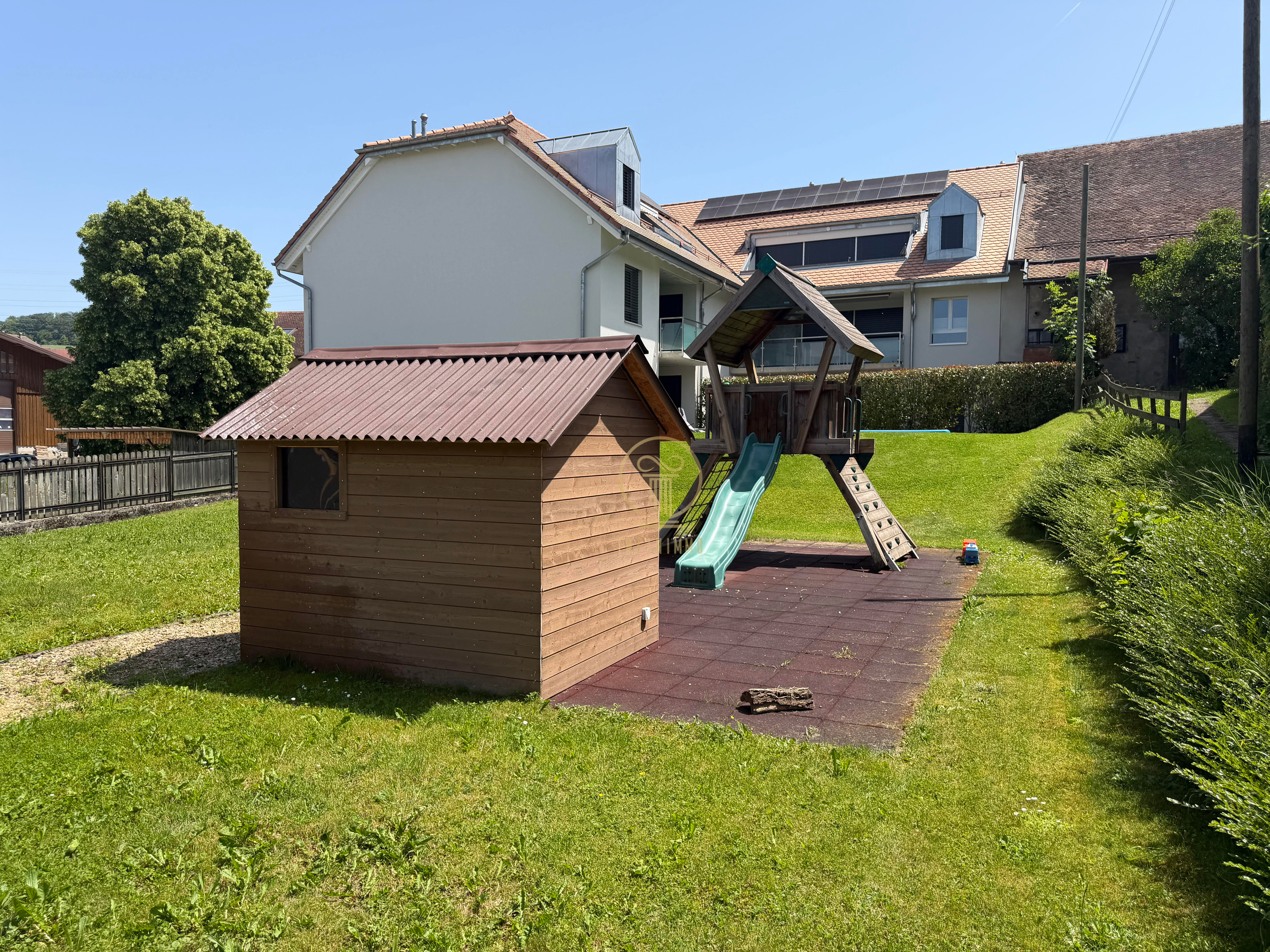 Garten mit Spielturm und Nebengebäude