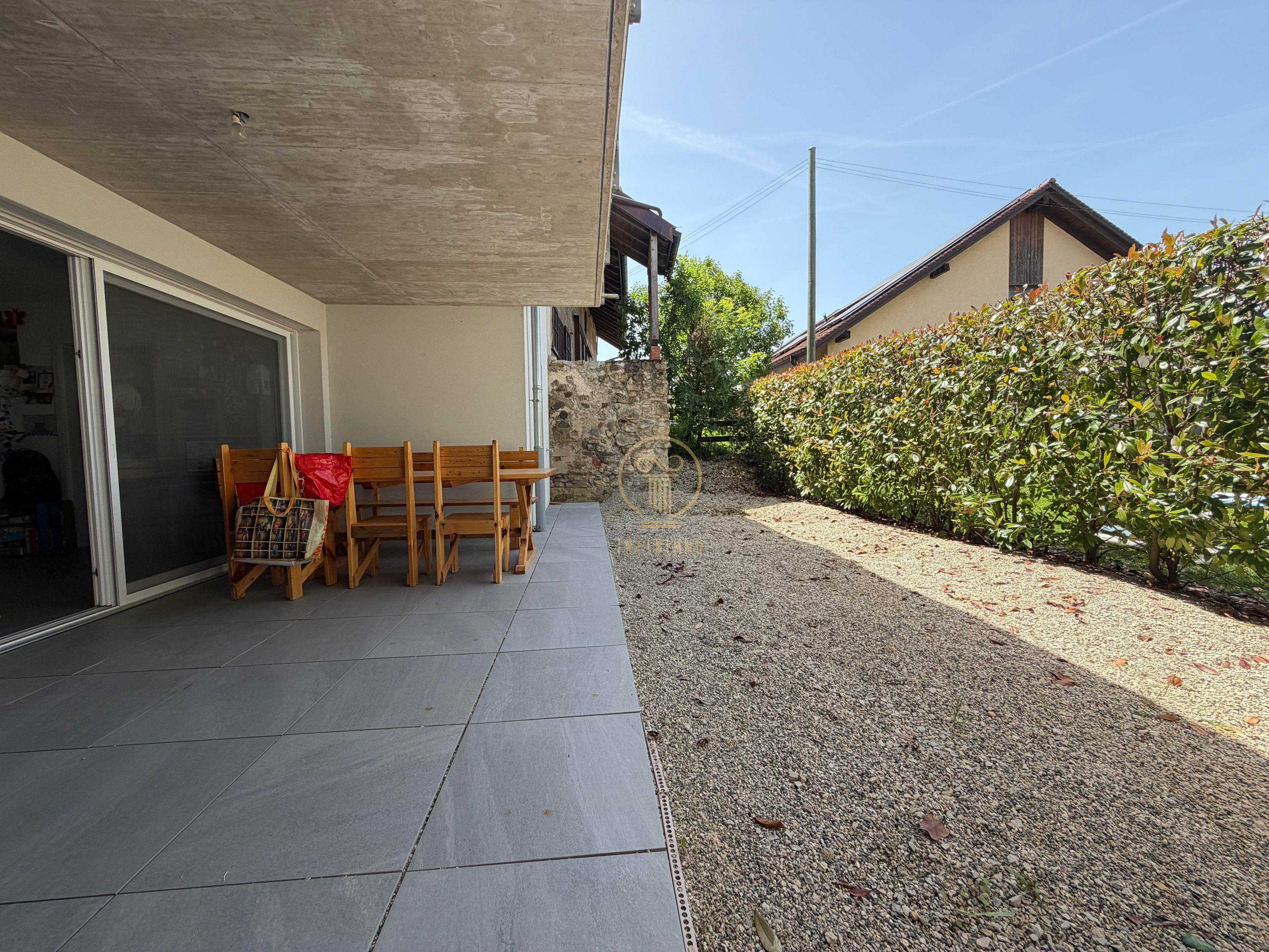 Überdachte Terrasse mit Gartenblick