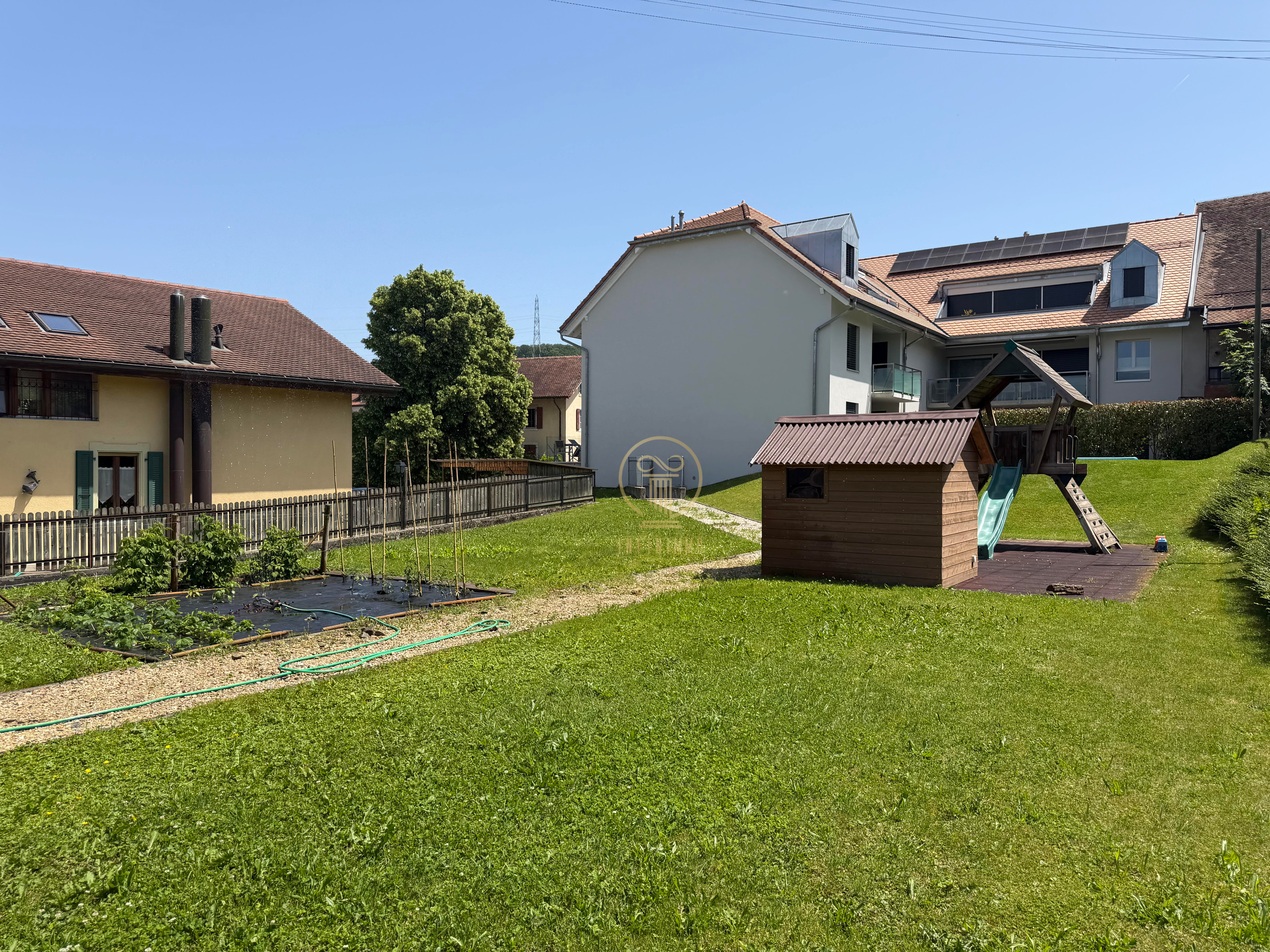 Garten mit Wohnhäusern und Spielbereich