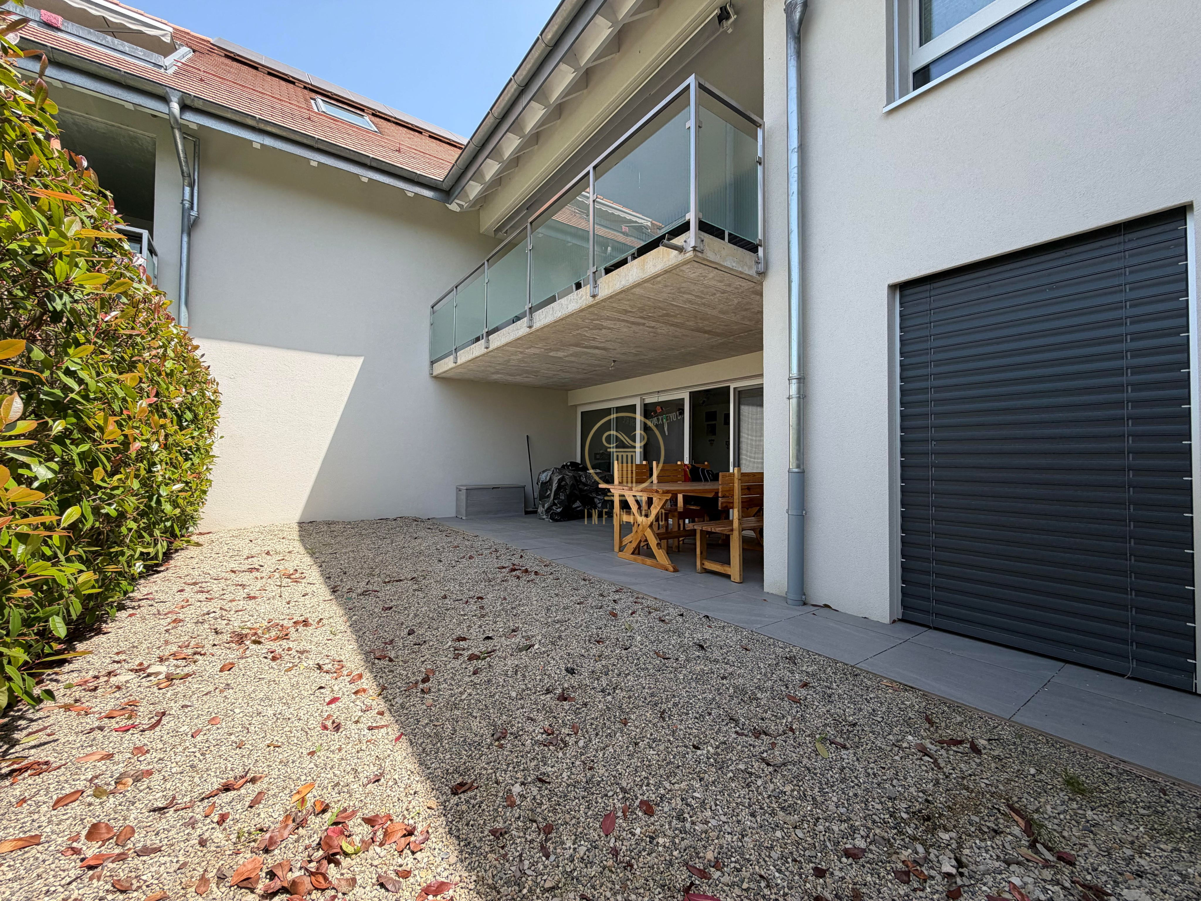 Innenhof mit Balkon und moderner Fassade