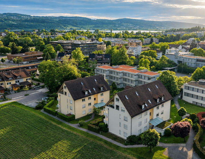 Wohngebiet aus der Luft mit grünen Vororten und Blick ins Tal