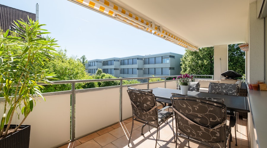 Überdachter Balkon mit Essbereich