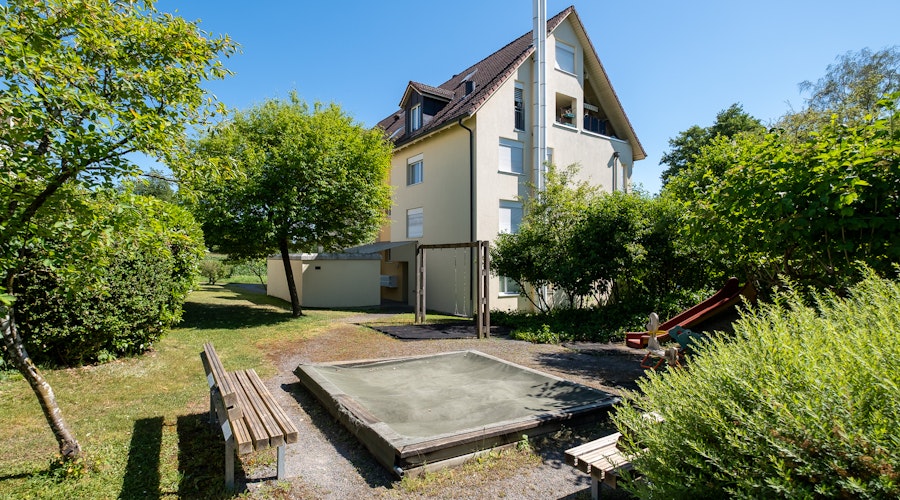 Garten mit Wohnhaus und Spielbereich