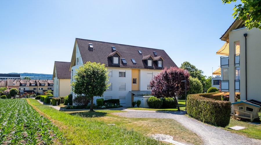 Wohnanlage mit Garten und Wegen