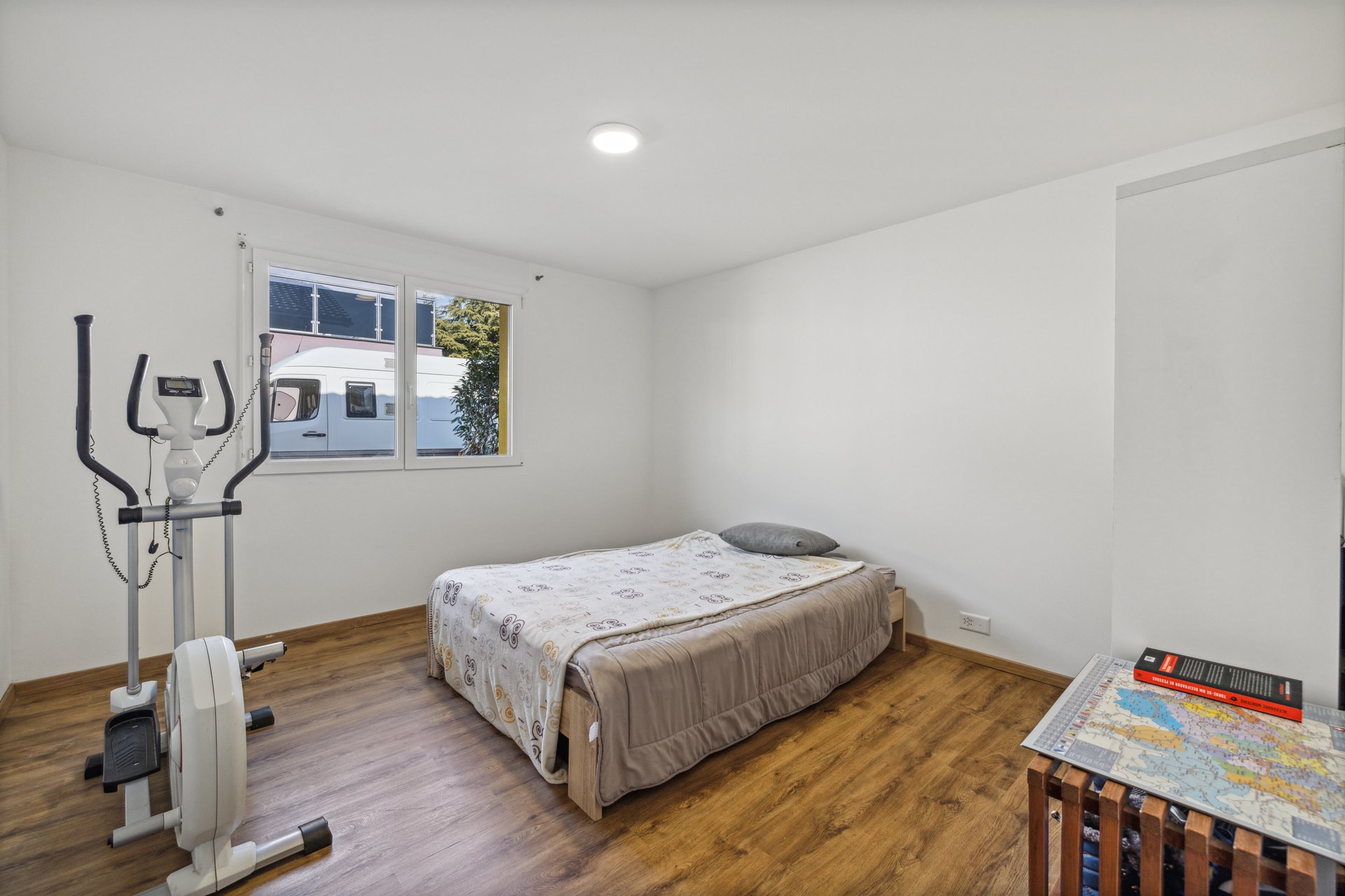 Schlafzimmer mit Fitnessgerät