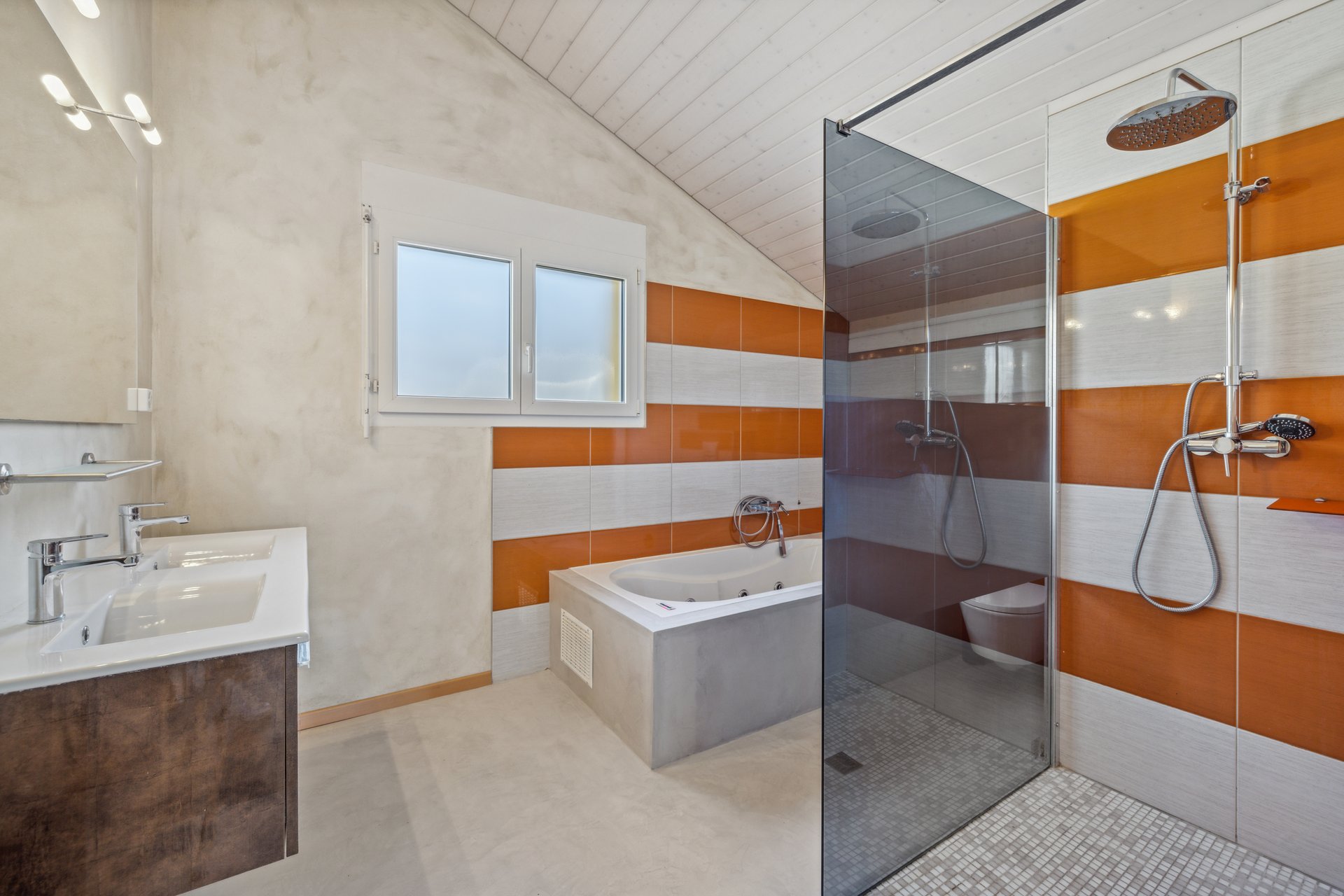 Modernes Badezimmer mit Dusche, Badewanne und Doppelwaschbecken