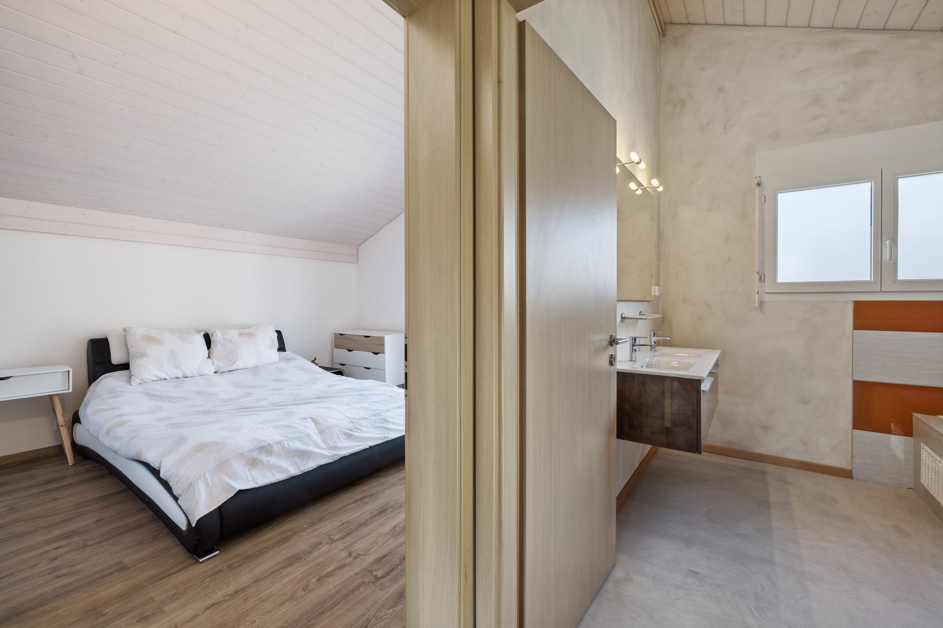 Schlafzimmer mit angrenzendem Bad