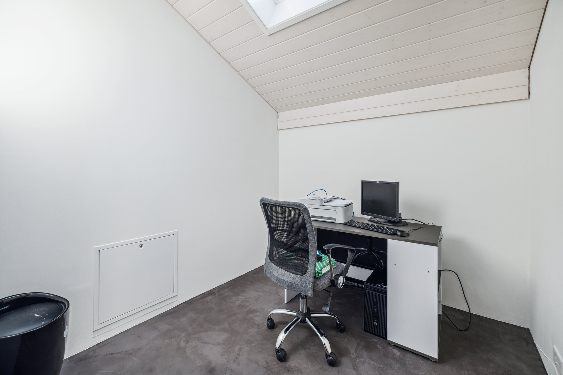 Kleines Arbeitszimmer unterm Dach