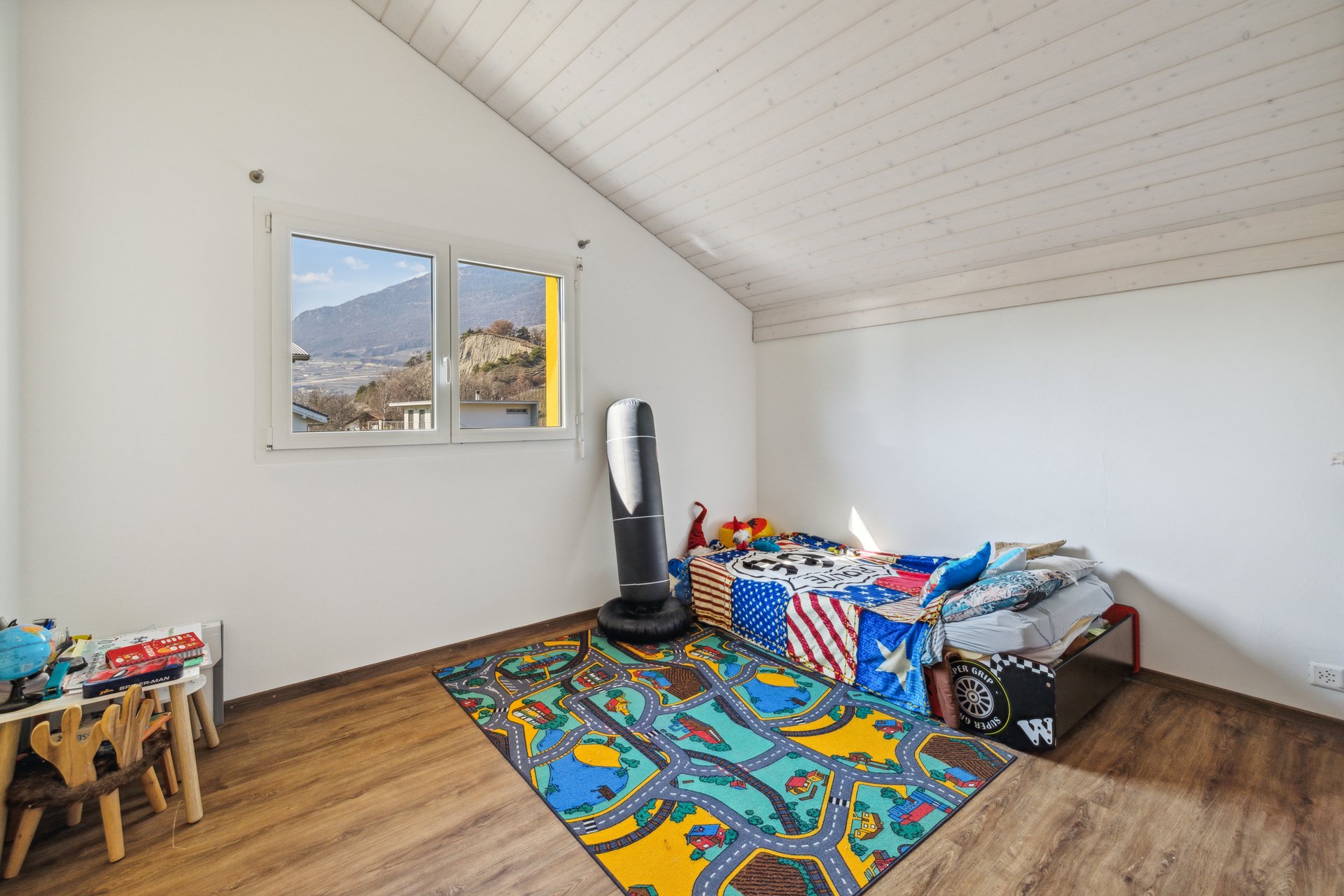 Kinderzimmer mit Bergblick