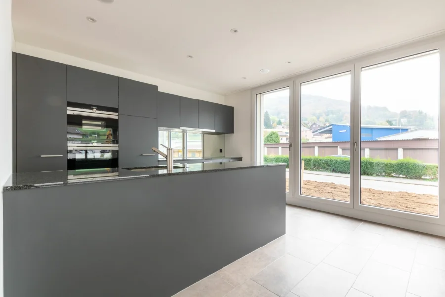 Moderne offene Küche mit Gartenblick