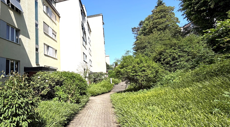 Wohnanlage mit Gartenweg