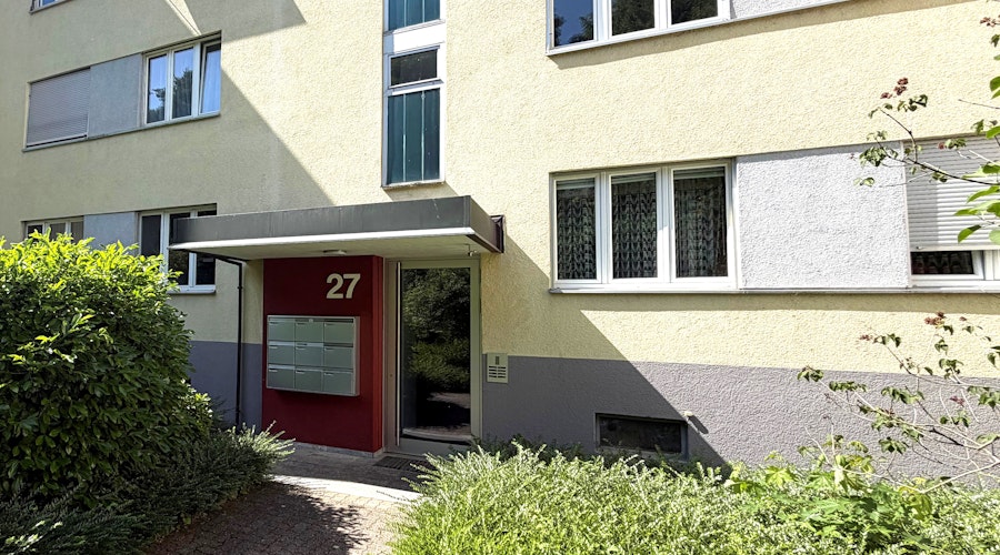 Wohnhaus-Eingang mit Hausnummer 27