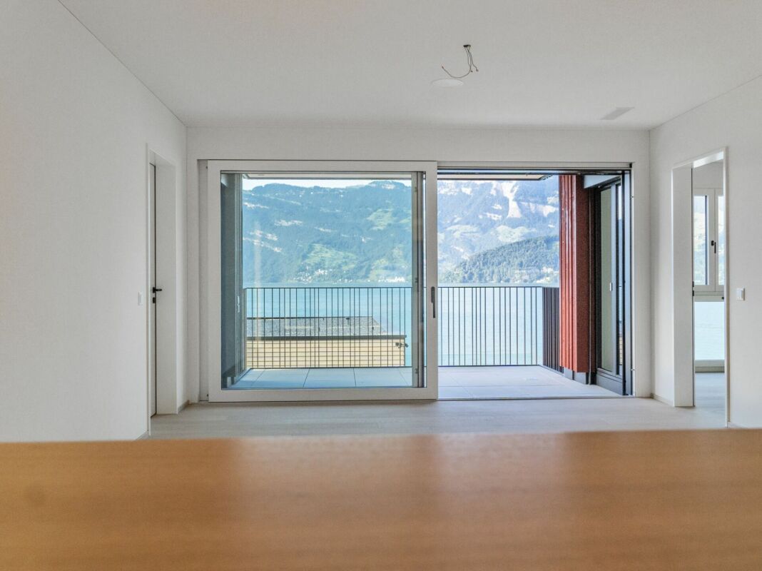 Heller Wohnraum mit Balkon und Seeblick