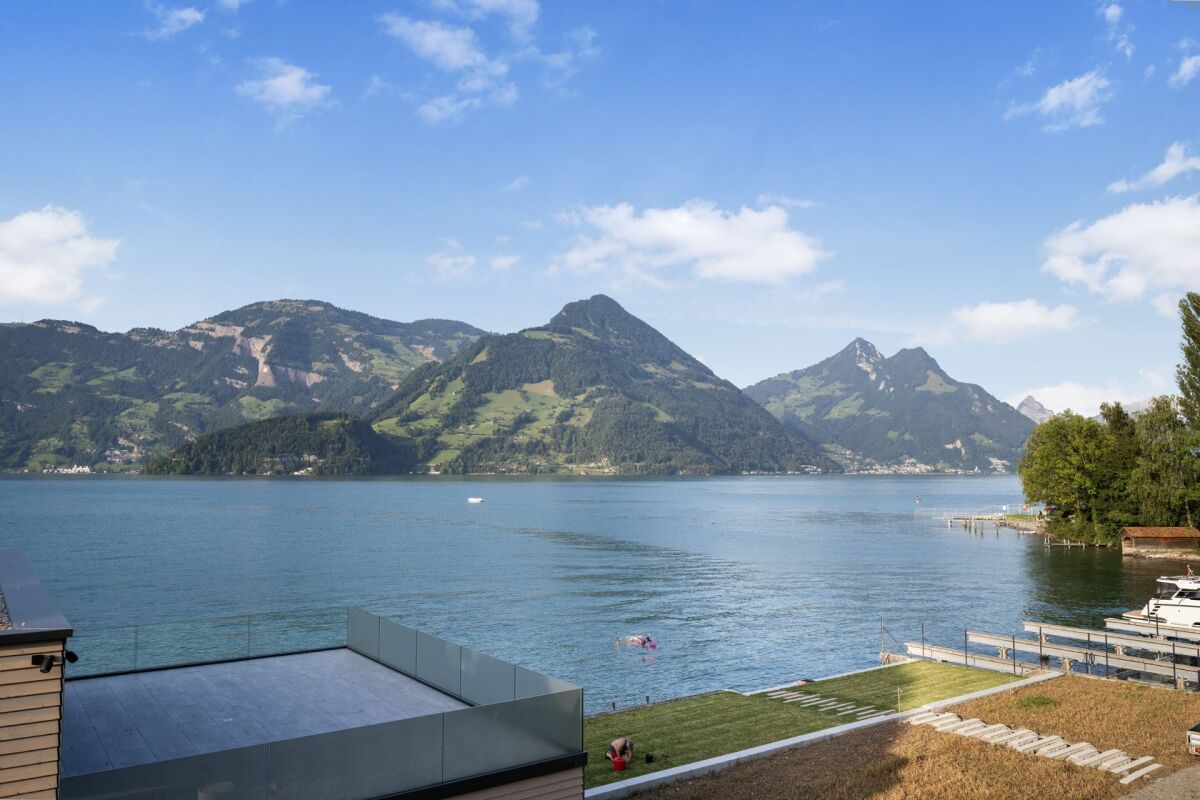 Seeblick mit Bergen und Terrasse