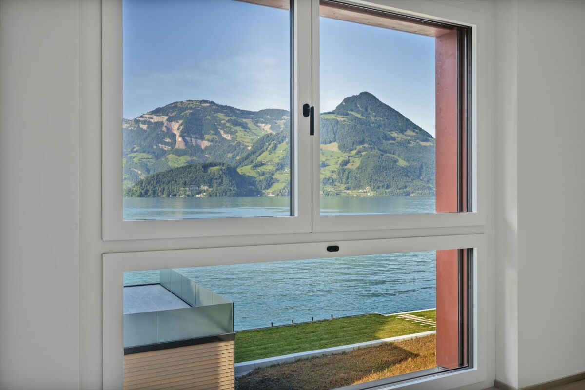 Seeblick durch große Fenster