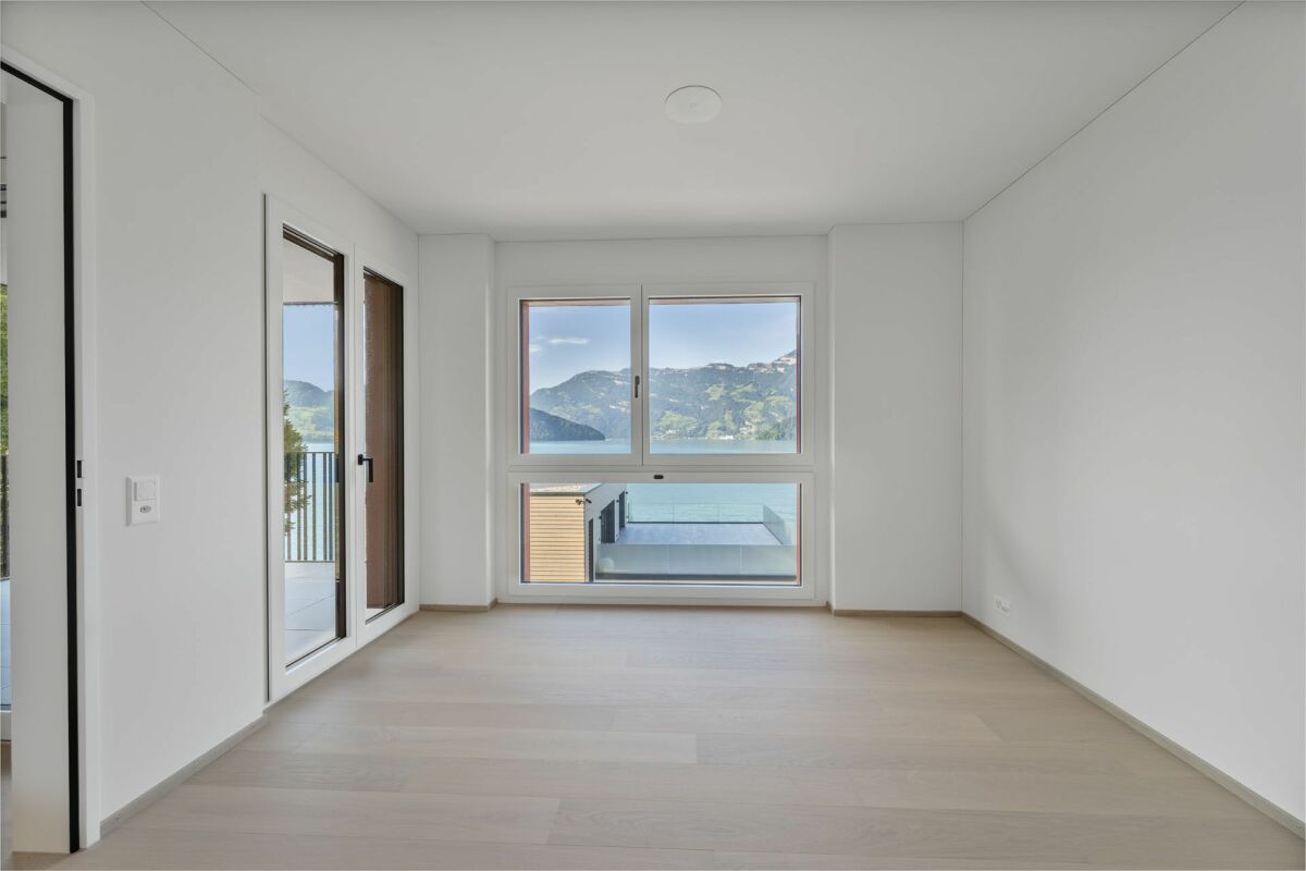 Helles, leeres Zimmer mit Bergblick