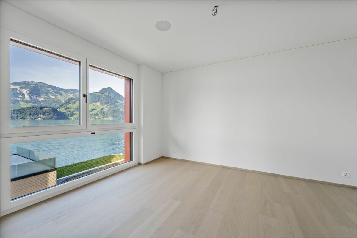 Leerer, heller Raum mit Seeblick