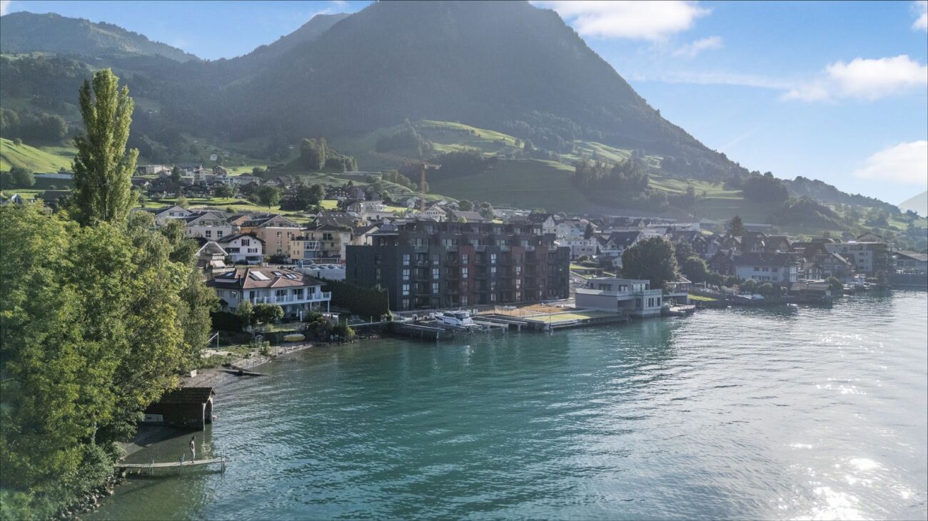 Seeblick mit Bergkulisse