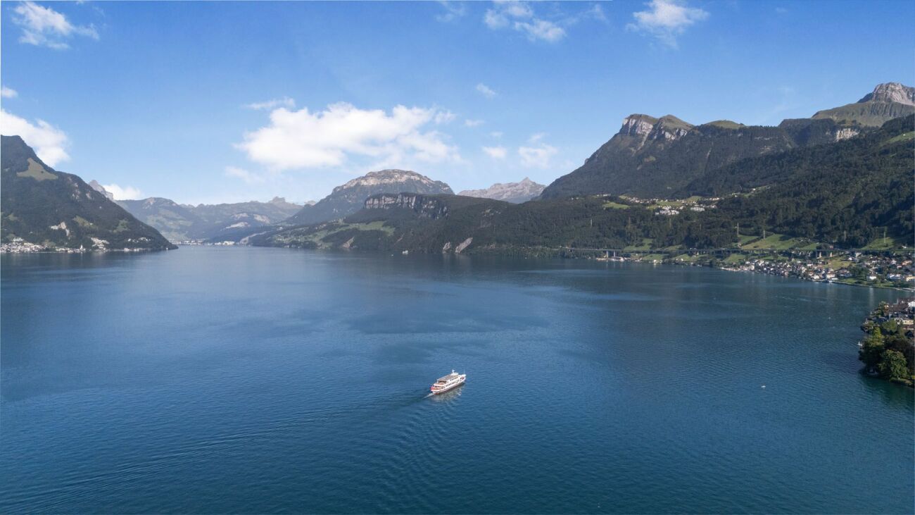 Panoramablick auf einen See mit Bergen