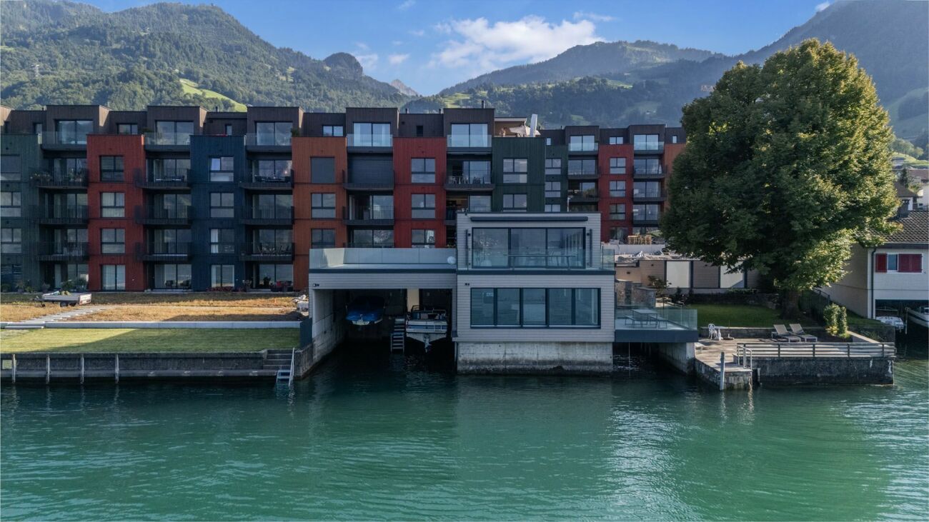 Seeblick auf moderne Wohnanlage mit Uferhaus