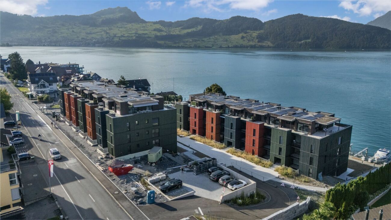 Seeblick auf moderne Uferbebauung