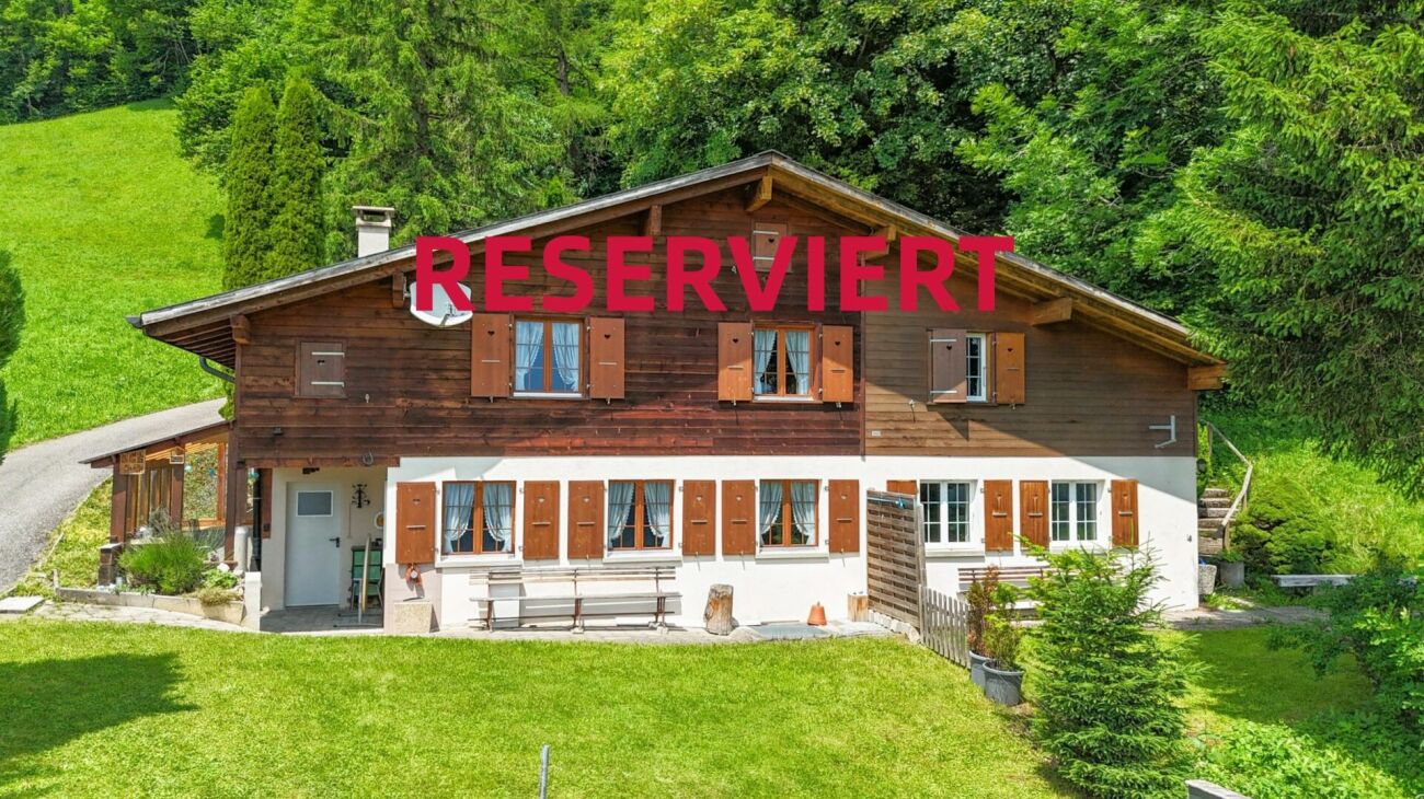 Alpenchalet mit Gartenansicht