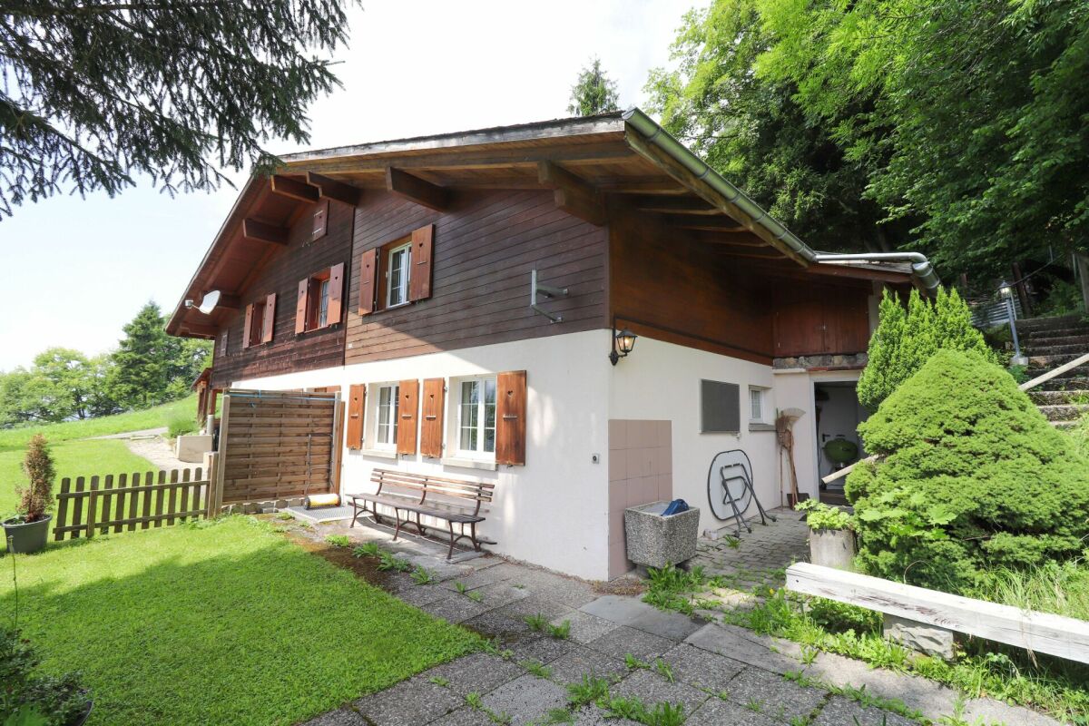 Alpines Haus mit Holzfassade und Garten