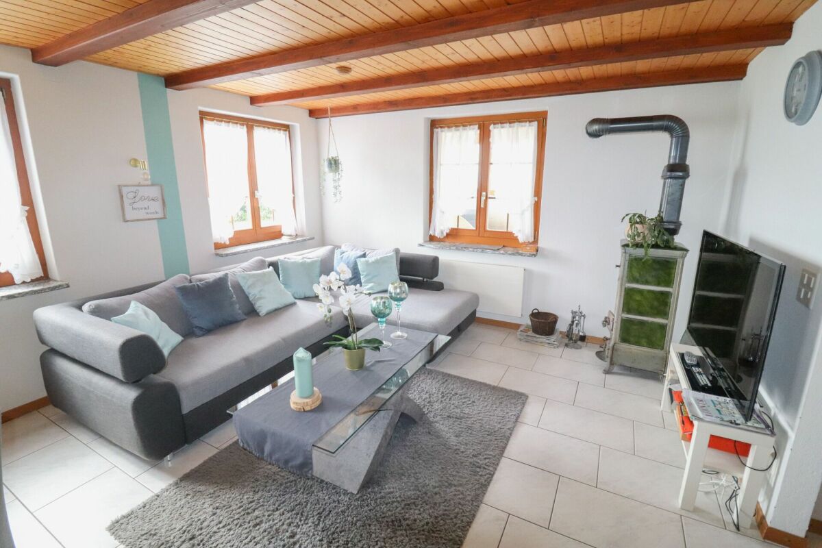 Wohnzimmer mit Holzdecke und Kaminofen