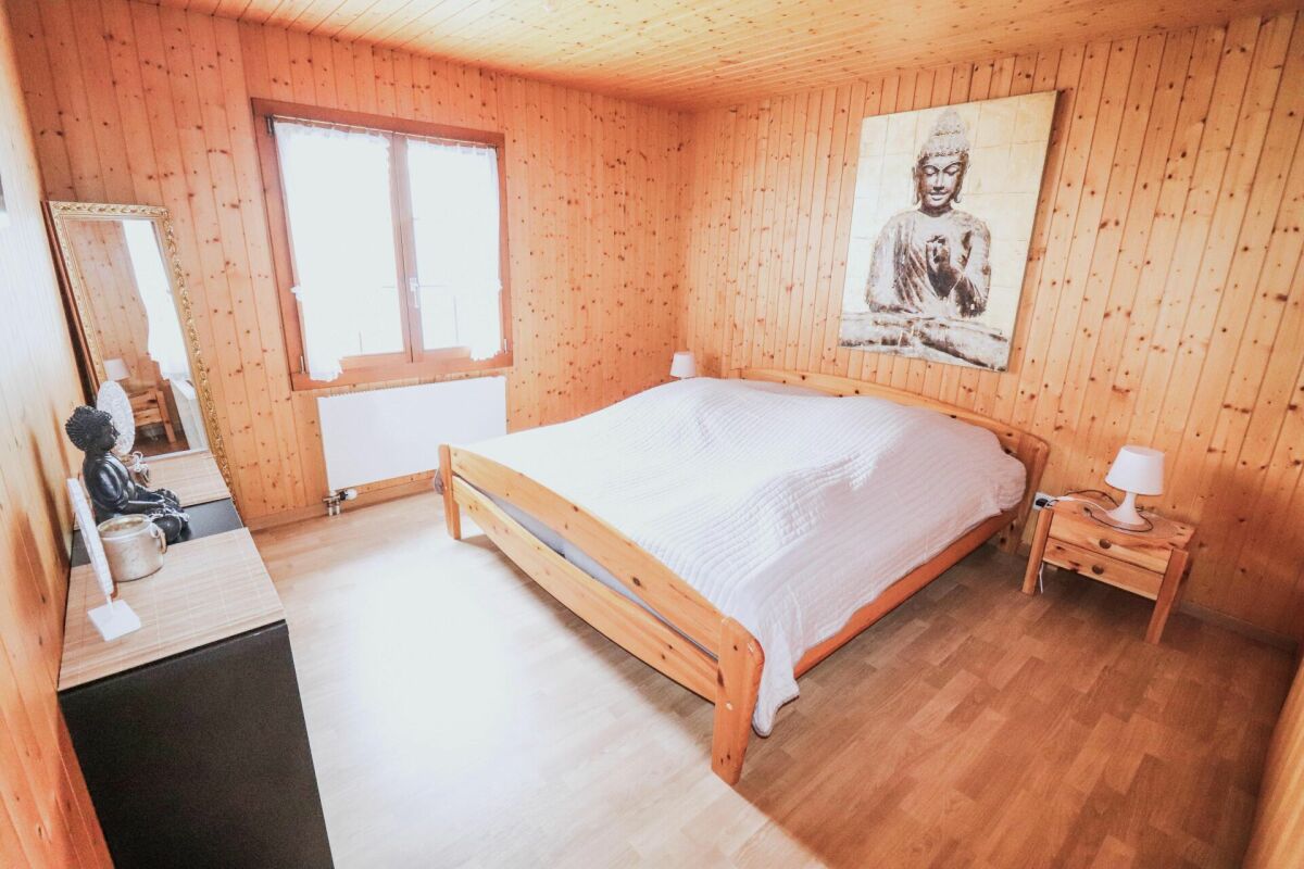 Holzverkleidetes Schlafzimmer mit Doppelbett