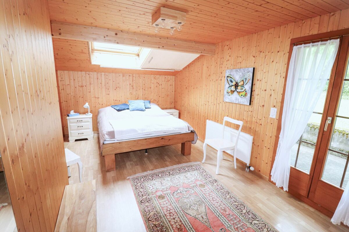 Helles Schlafzimmer mit Holzvertäfelung