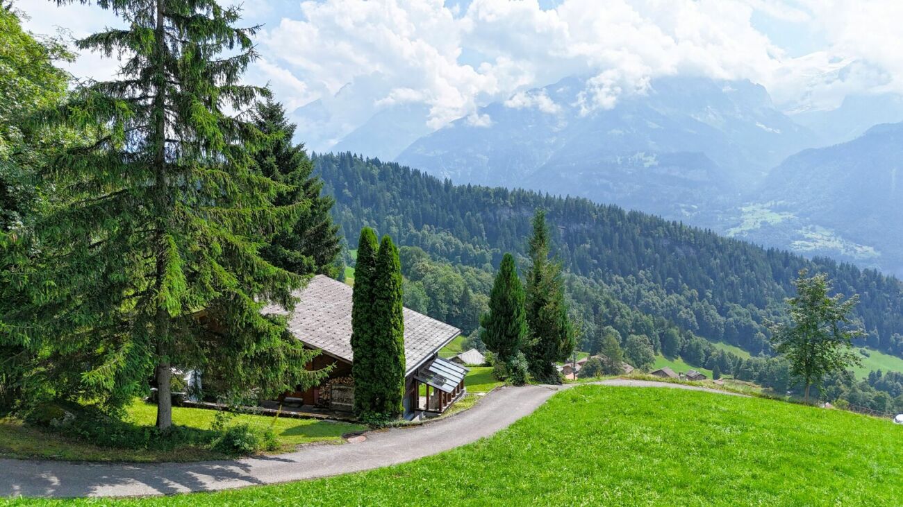Alpine Landschaft mit Haus und Bergblick