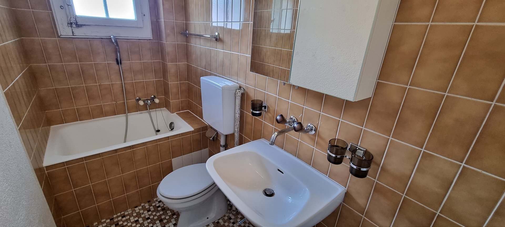 Badezimmer mit Wanne, Waschbecken und WC