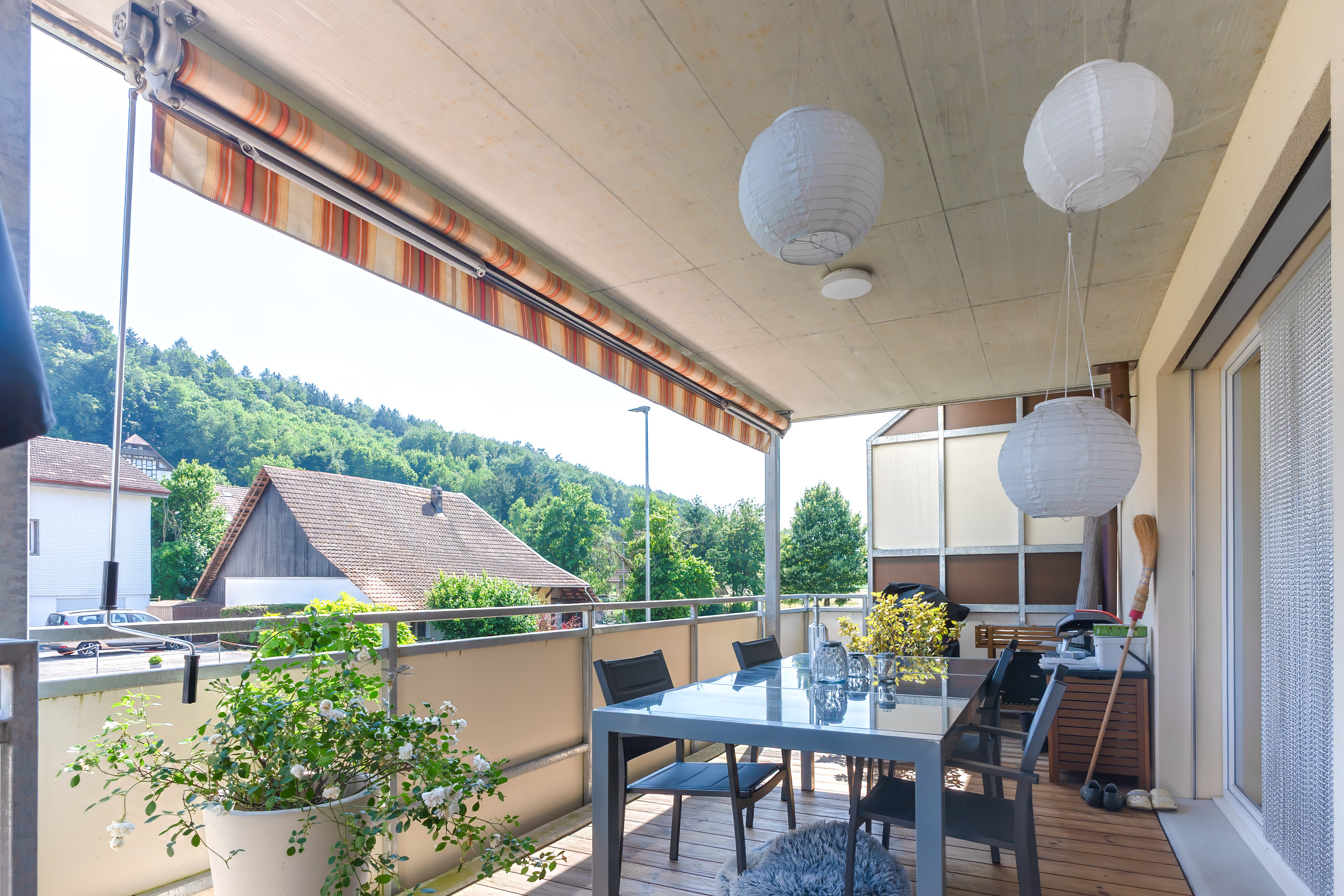 Überdachter Balkon mit Essbereich