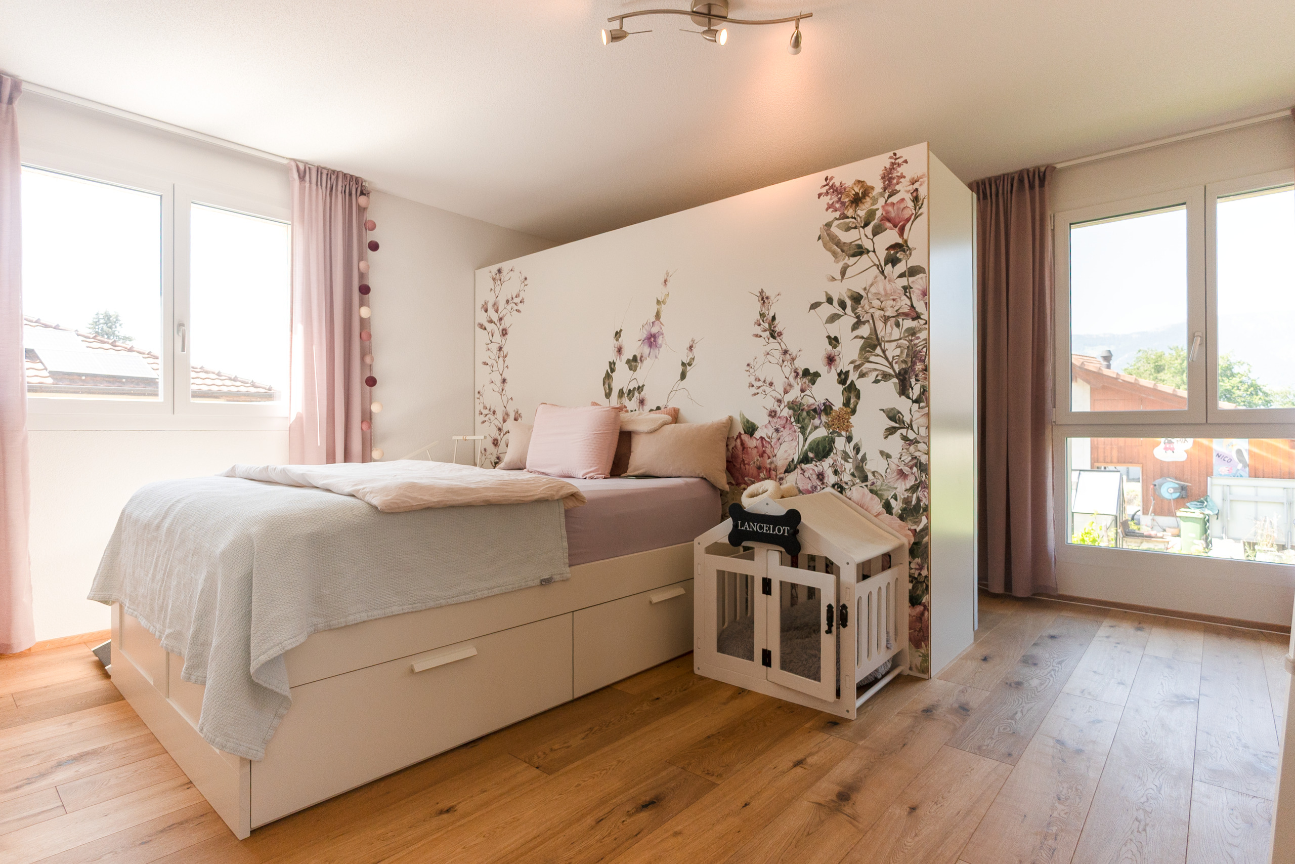Helles Kinderzimmer mit floraler Akzentwand