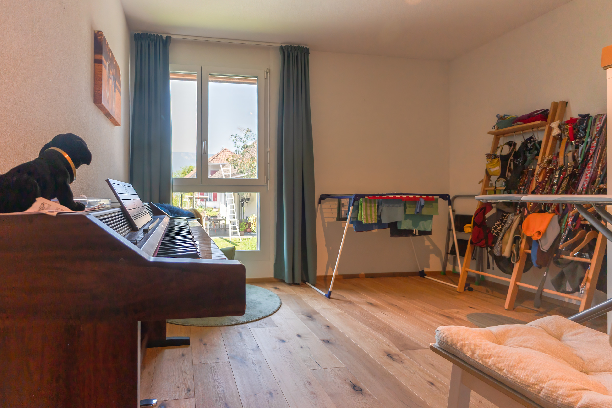 Arbeits- bzw. Kinderzimmer mit Klavier und Wäschetrockenständern