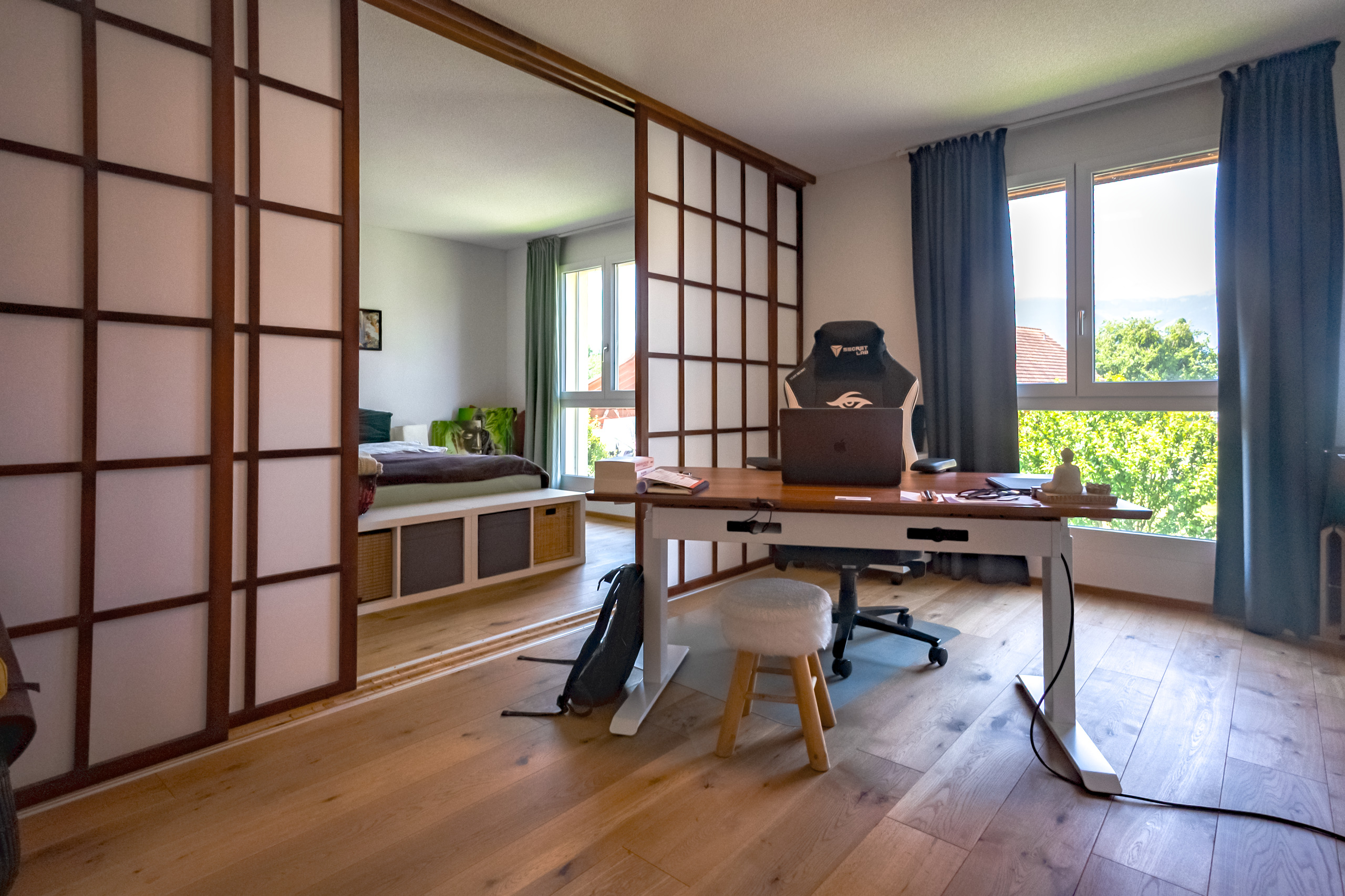 Arbeitszimmer mit Bett und Schiebetrennwand