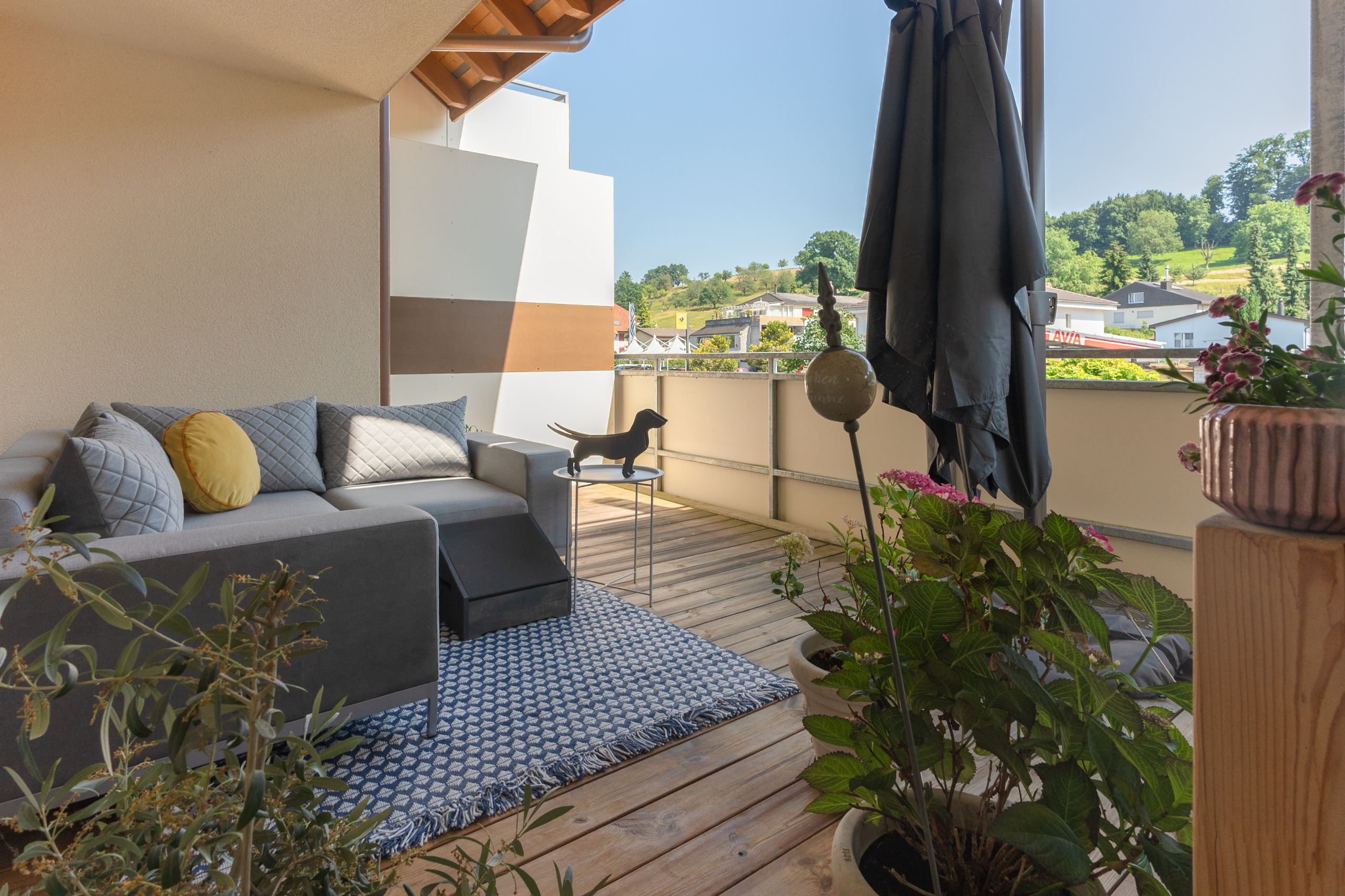 Gemütliche Dachterrasse mit Sitzgruppe und Pflanzen