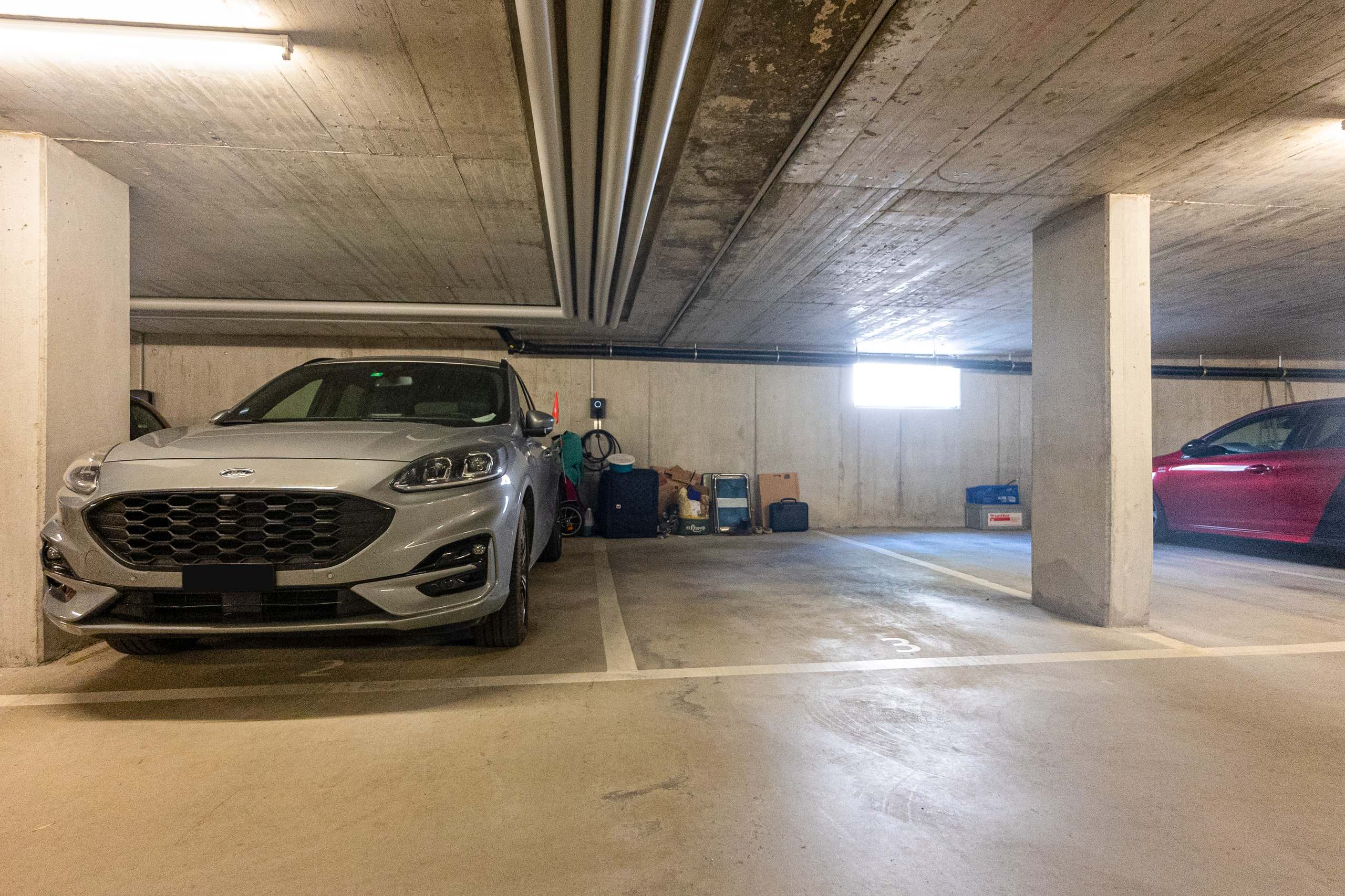 Tiefgarage mit geparkten Fahrzeugen