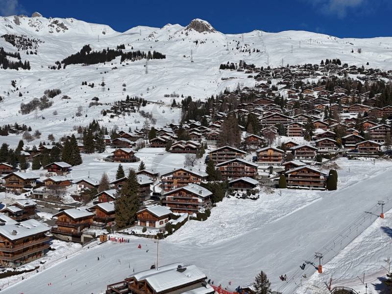 Winterliches Skiresort in den Alpen