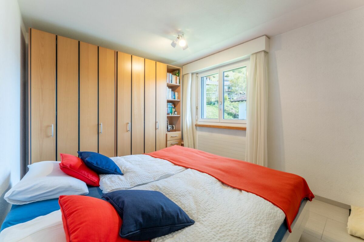 Helles Schlafzimmer mit Einbauschrank