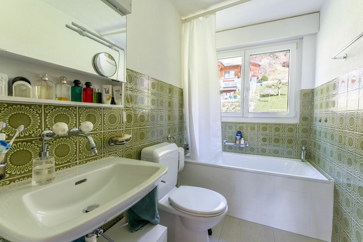 Kleines Badezimmer mit Retro-Fliesen und Wanne