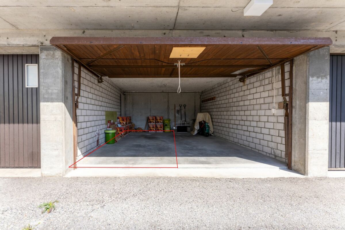 Offene Garage mit Betonwänden